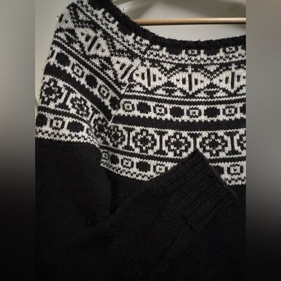 Wool blend oversized American Eagle black and white winter sweater. Size Large. - Picture 3 of 6
